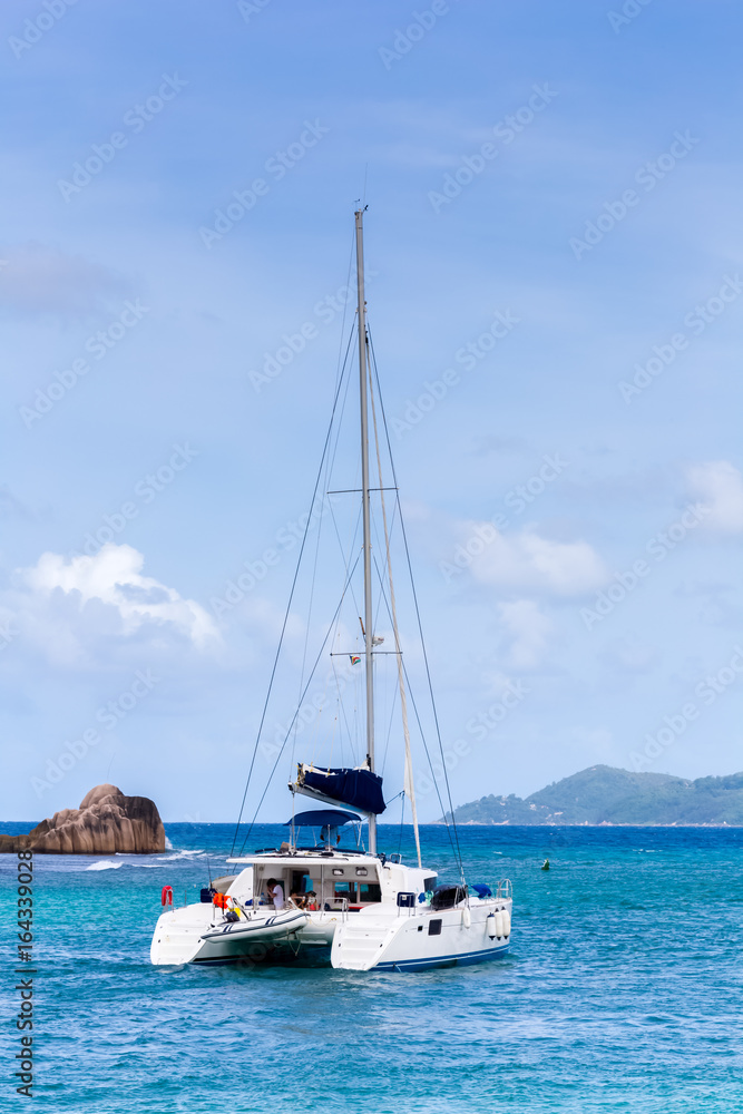 voilier catamaran quittant le port de la Digue, Seychelles voilier catamaran quittant le port de la Digue, Seychelles