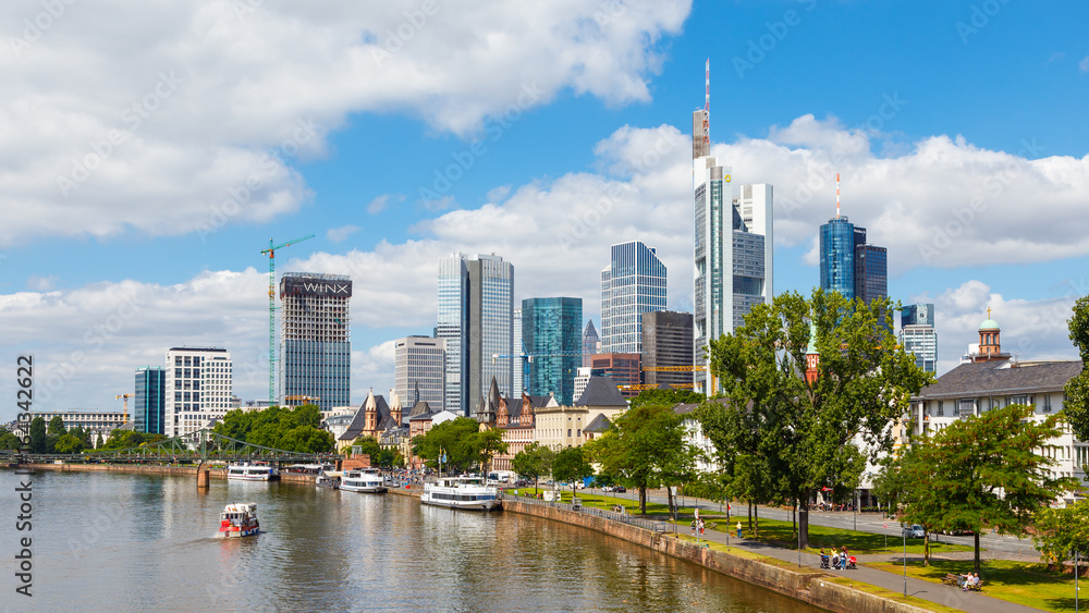 Obraz premium Frankfurt am Main, Ansicht von der Alten Brücke. 13. Juli 2017. 