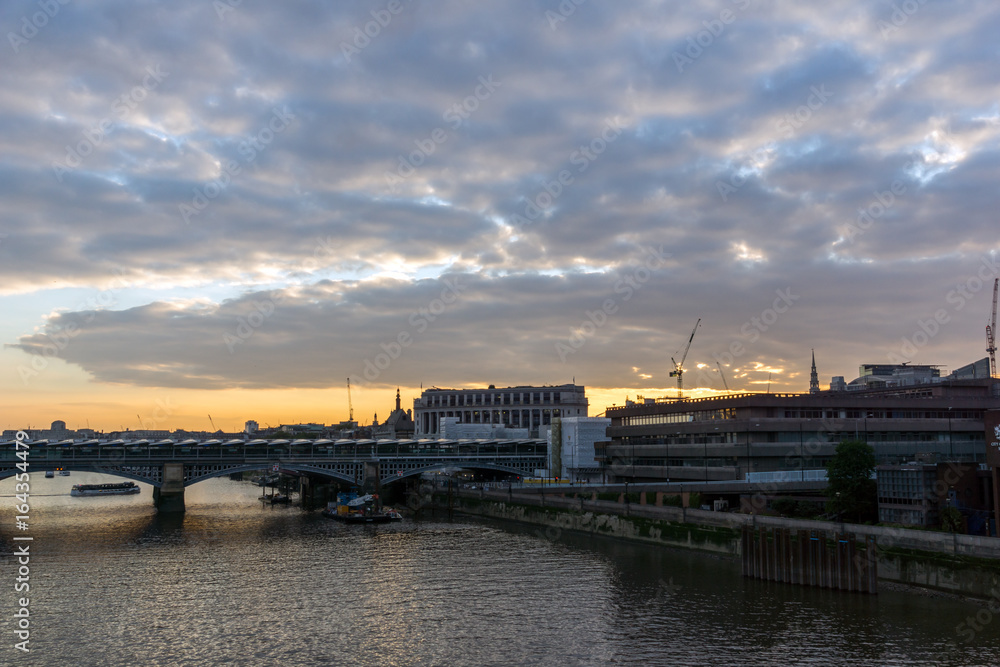 Obraz premium Amazing sunset Cityscape from Millennium Bridge and Thames River, London, Great Britain