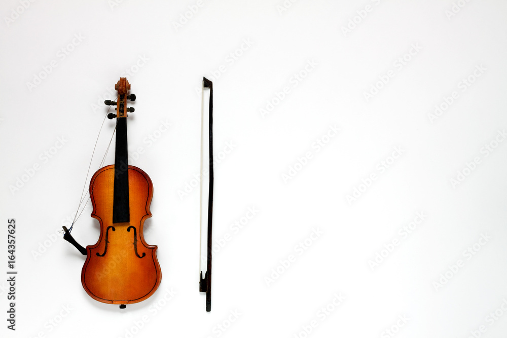 Naklejka premium Broken violin and bow