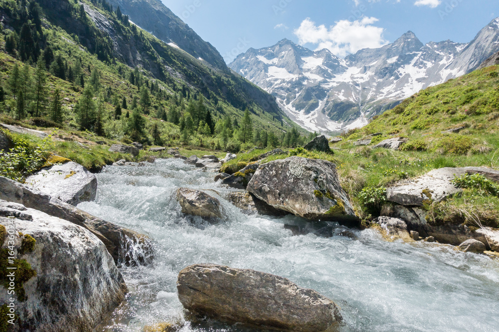 Wildbach vom Gletscher in den österreichischen Alpen
