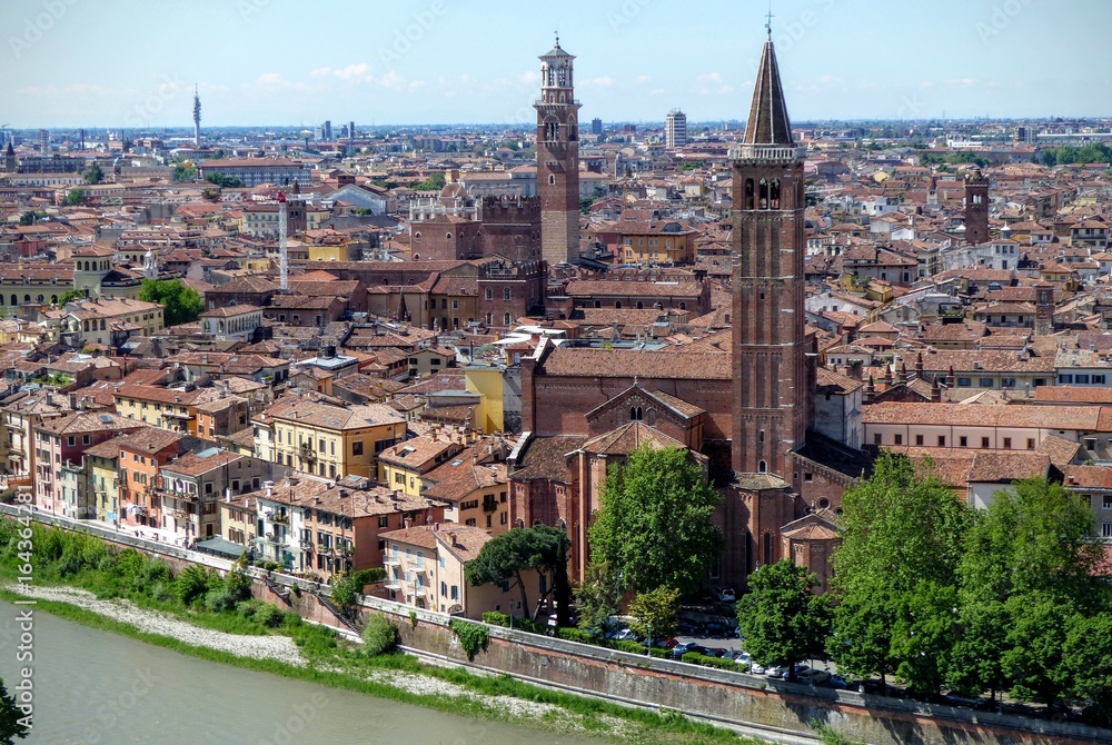 Vista dall'alto di una cittadina dell'Italia del nord