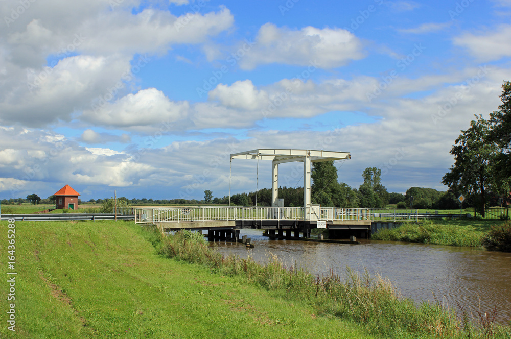 Klappbrücke Roggenberg am Dreyschloot (Ostfriesland, Niedersachsen) Klappbrücke Roggenberg am Dreyschloot (Ostfriesland, Niedersachsen)