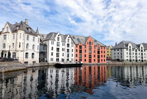 Malerische Jugendstil Architektur im Hafen von Alesund, Norwegen 