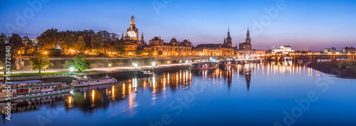 Dresden Panorama bei Nacht mit Elbe im Vordergrund  Sachsen  Deutschland