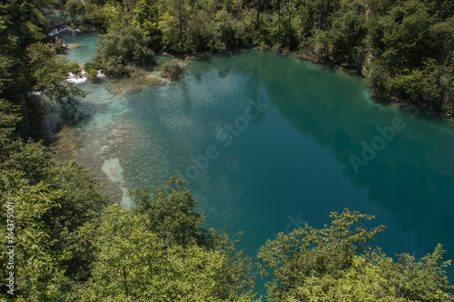 Paysage de lacs au parc national des lacs de Plitvice en Croatie