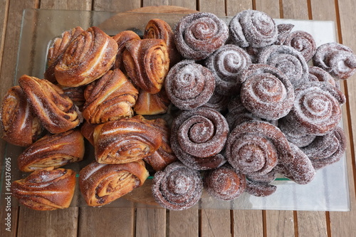 Pâtisseries finnoises à base de cannelle et de cardamome nommées Korvapuusti photo