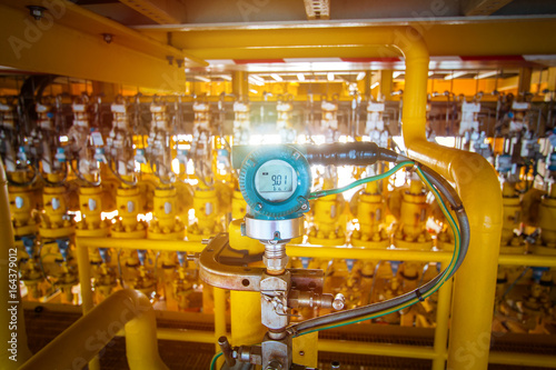 Pressure transmitter for measurement and monitor data of oil and gas process