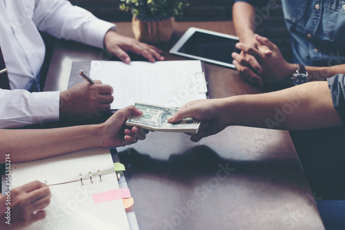 Canvas Print Businessmen are receiving dividends from investments.