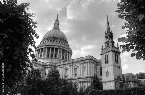 London - Saint Paul s Cathedral - black and white