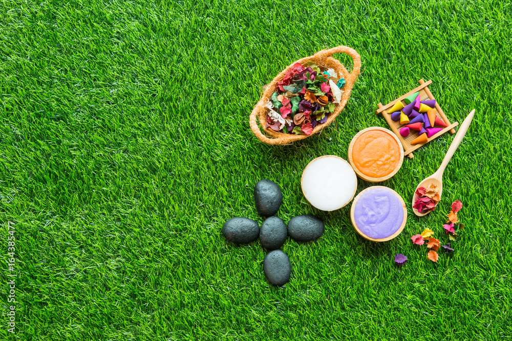 Naklejka premium Massage item setting on green grass Background