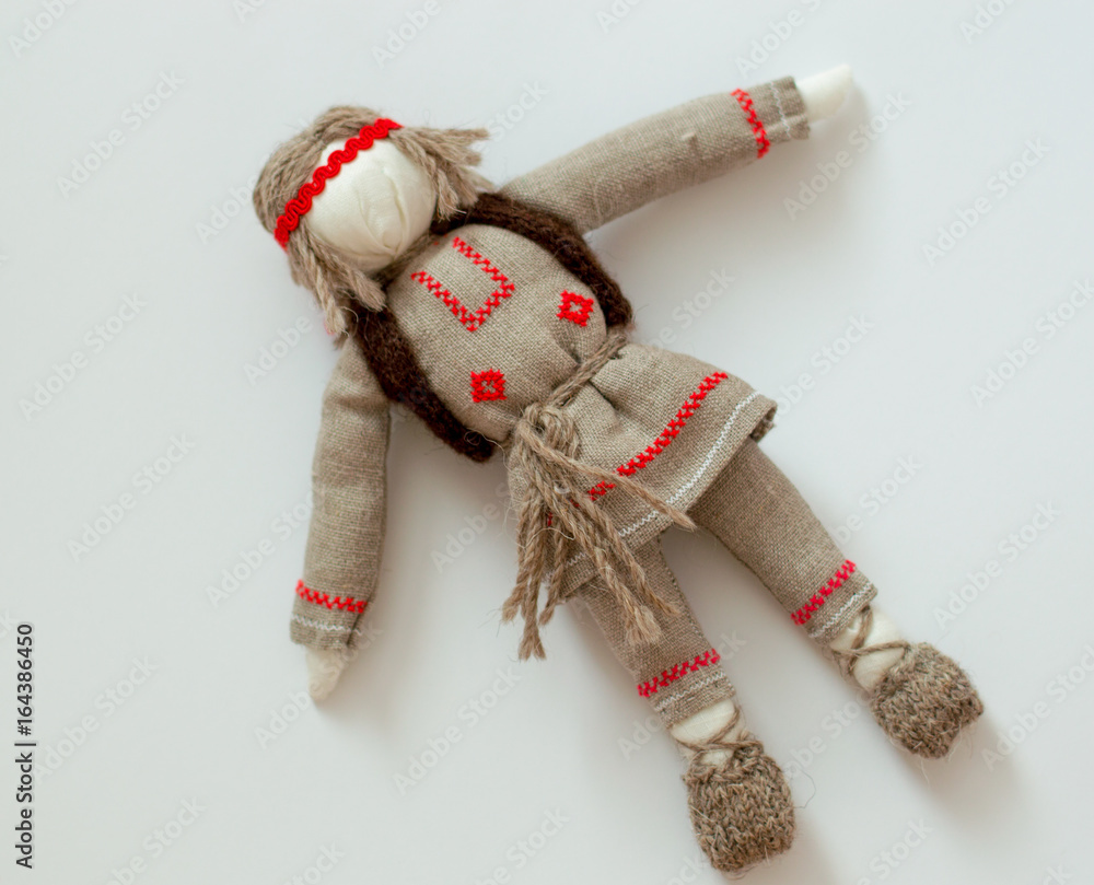 Φωτογραφία Belarusian rag doll made of linen with a national pattern on a white background
