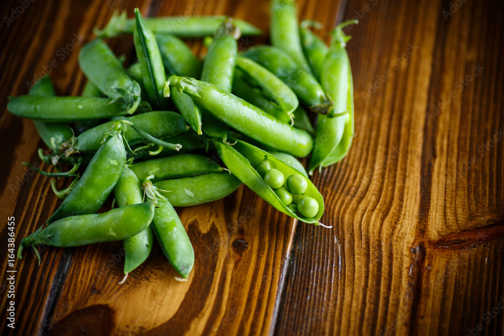 Fresh early green peas