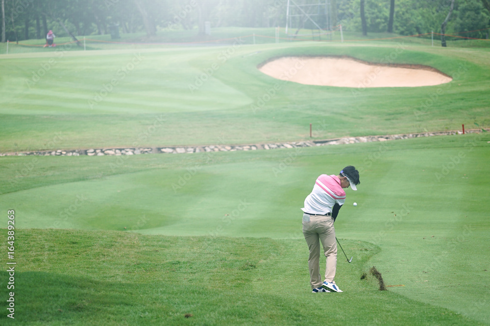 Obraz premium Woman golf is a sport requiring heat tolerance.