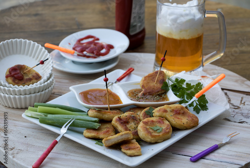 Chicken-Nuggets mit verschiedenen Soßen und einen Glas Bier