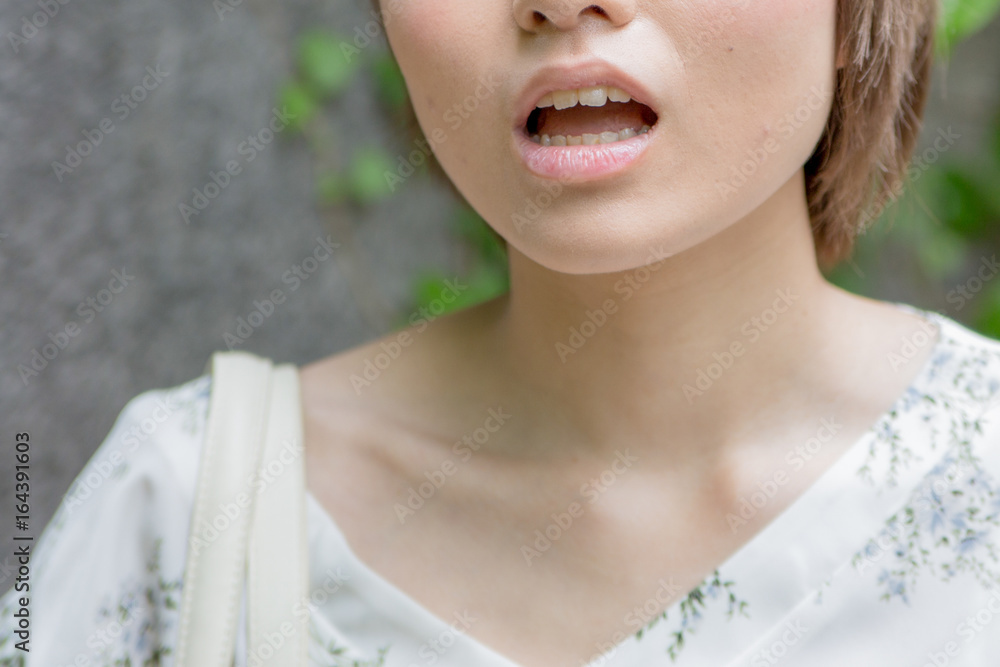 Naklejka premium 笑顔が素敵な日本女性