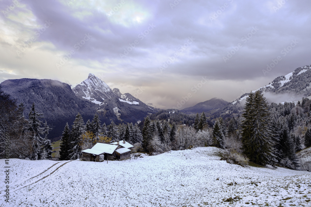 Alphütte in der blauen Stunde mit Le Rubli & Co.
