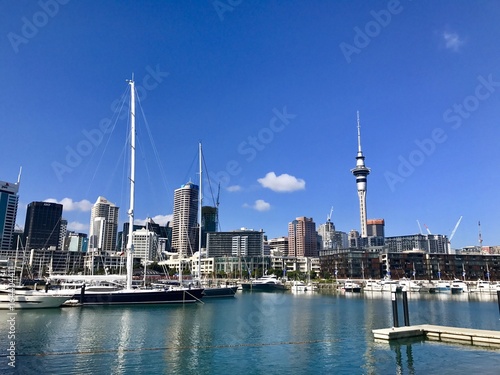 Petite promenade dans le port en Nouvelle Zélande avec une belle vue sur la Tour de Ciel