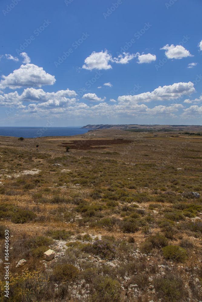 Vista dalla strada della campagna intorno a torre Santo Emiliano in Salento nei pressi di Otranto