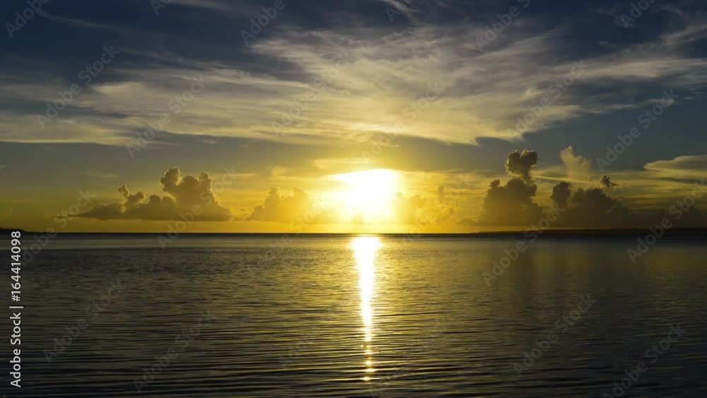 沖縄の美しい夕日