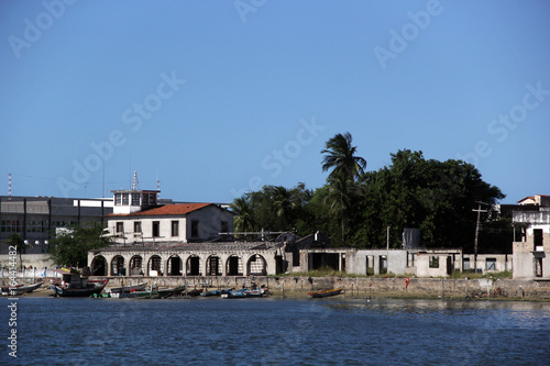 arquitetura antiga as margens da praia 