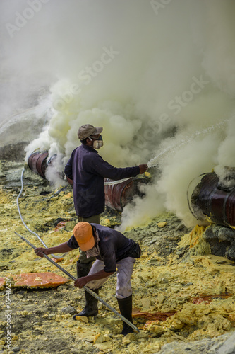 mount ijen sulphur mining