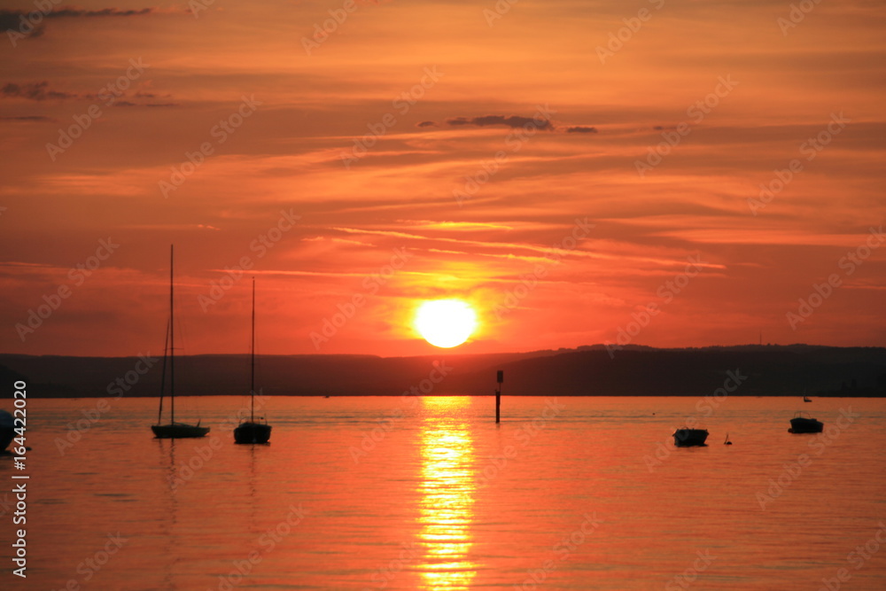 Sonnenuntergang mit Boote auf dem Wasser Sonnenuntergang mit Boote auf dem Wasser