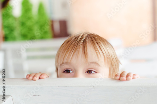 Fotografía Cute little boy playing hide and seek.