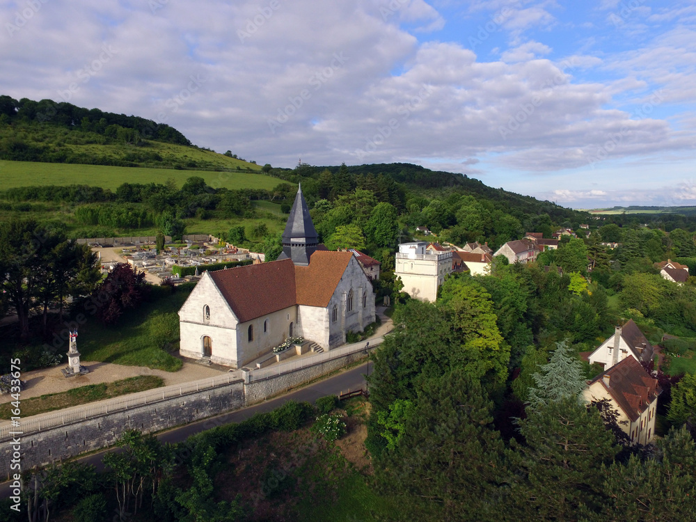 Vue aérienne de l'eglise Sainte Radegonde à Giverny (Eure)
