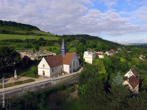 Vue aérienne de l'eglise Sainte Radegonde à Giverny (Eure)