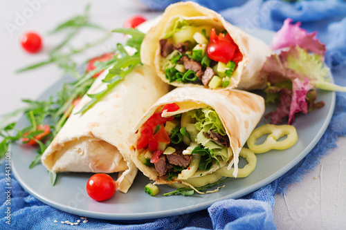 Shawarma from juicy beef, lettuce, tomatoes, cucumbers, paprika and onion in pita bread. Diet menu.