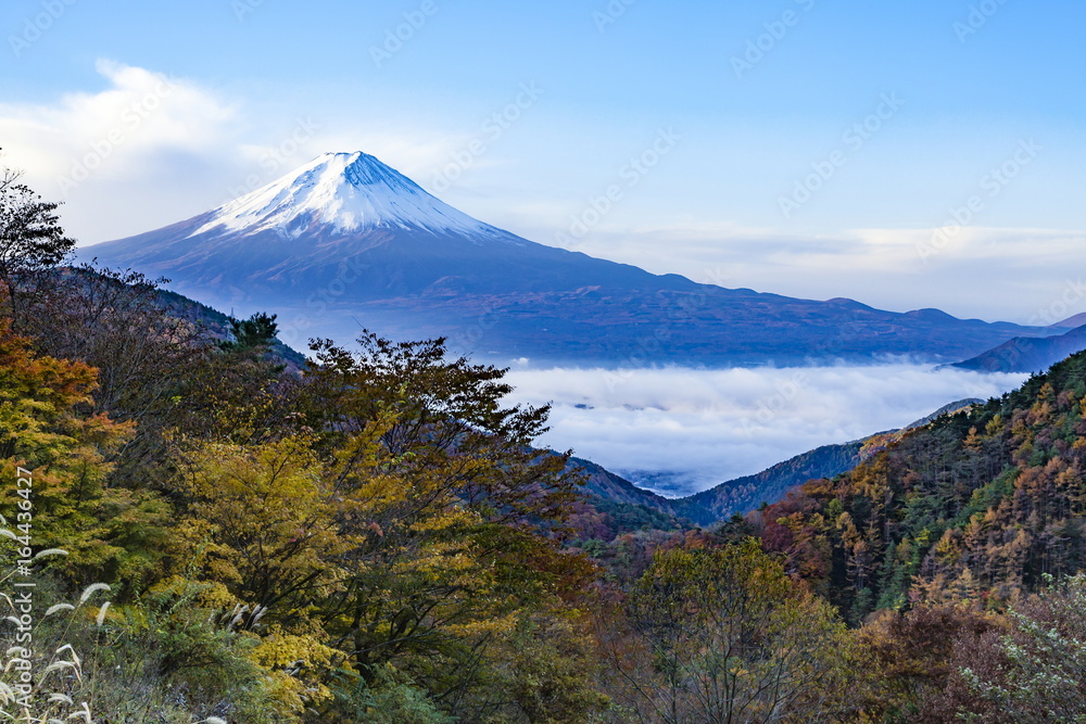 富士山と雲海と紅葉、山梨県御坂峠にて