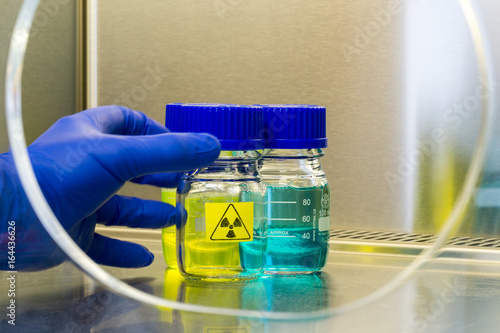 Fényképezés hand grasps a radioactive sample in a laboratory environment