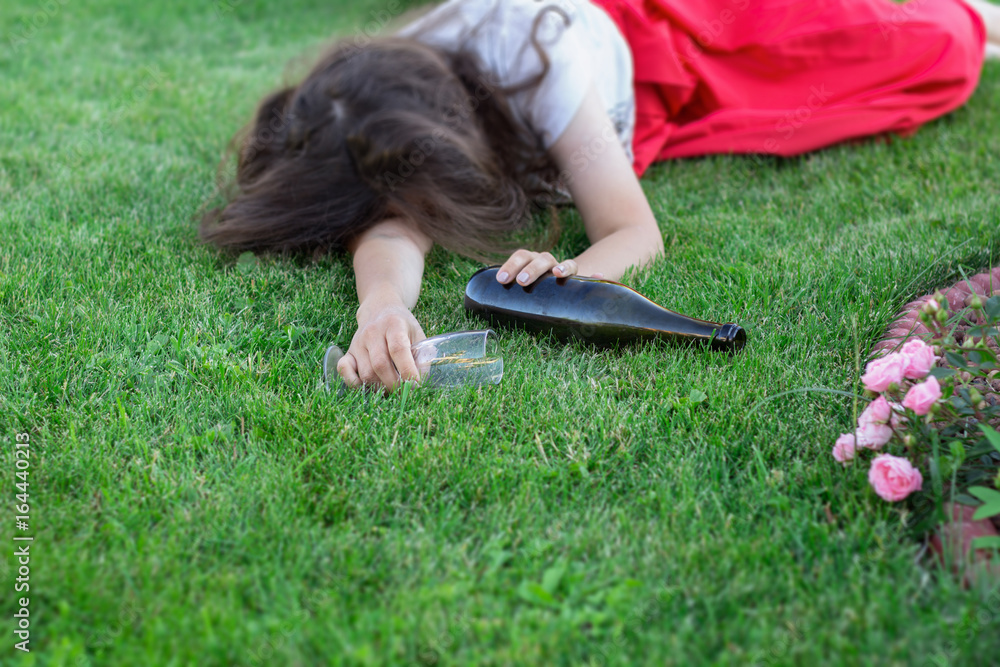 Drunk Girl Sleeping In The Park After The Party The Problem Of Female Alcoholism Stock 写真