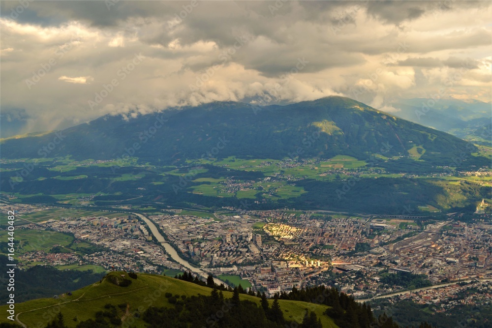 Innsbruck mit Berglandschaft 