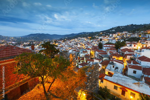 Tableau sur toile Morning view of Skopelos town from the castle hill.