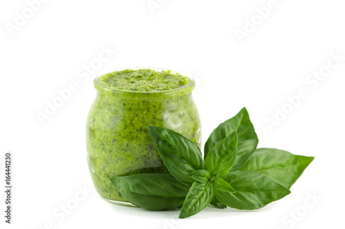 Fotografia Pesto in vetro e basilico