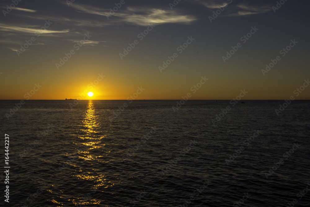 Romantischer Sonnenuntergang am Meer
