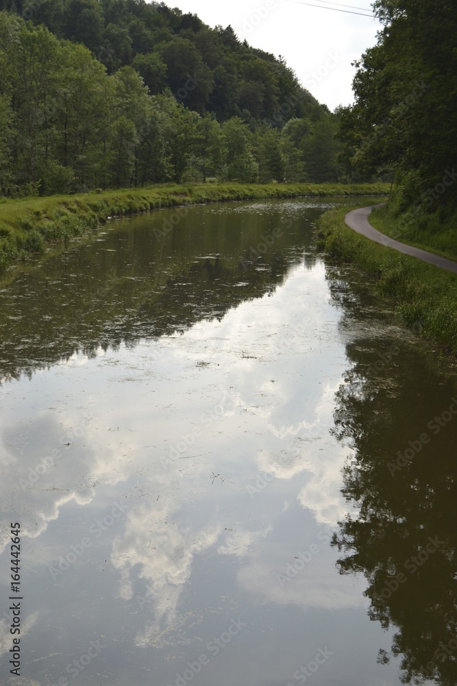 Fototapeta premium Reflet du ciel sur l'eau
