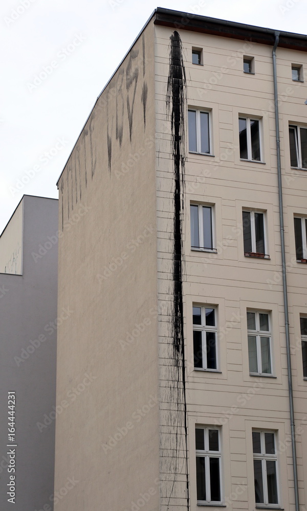 Obraz premium bschmierte Hauswand
