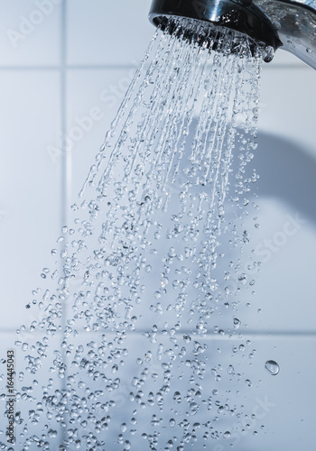 Wasser von der Brause in der dusche für die Körperpflege