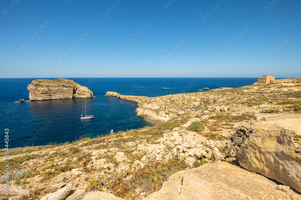 Fungus Rock und Qawra Tower unweit der Dwejra Bay