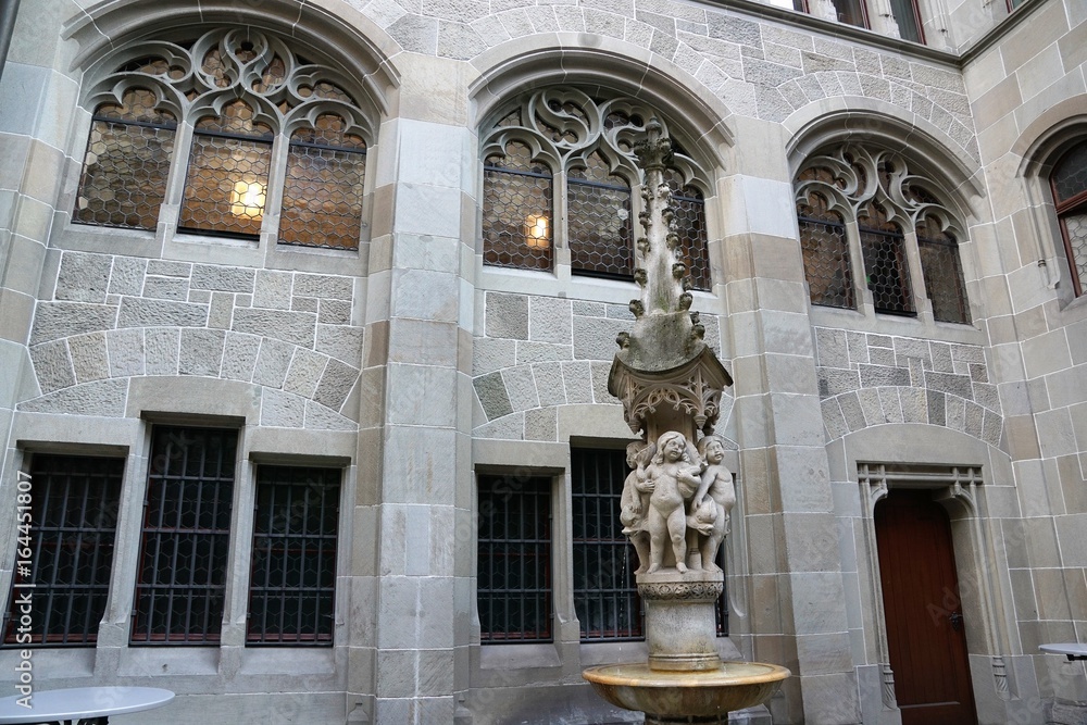 Brunnen im Innenhof der Fraumünster Kirche in Zürich in der schweiz