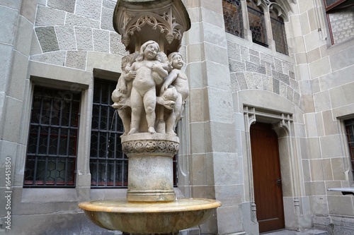 Brunnen im Innenhof der Fraumünster Kirche in Zürich in der schweiz photo