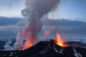 Fotobehang Vulkaan Spectaculaire vulkaanuitbarsting met lava  © klikk