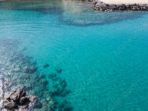 Vista aerea di scogli sul mare. Panoramica del fondo marino visto dall   alto  acqua trasparente