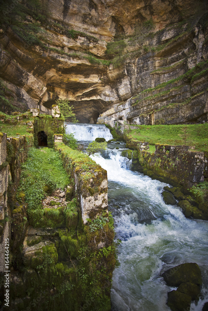 Fototapeta premium Source d'eau et rivière la Loue dans le doubs en franche comté