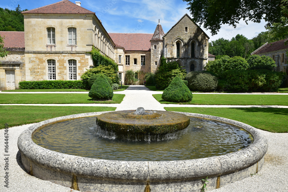 Fontaine des jardins de l'abbaye royale de Fontenay en Bourgogne, France