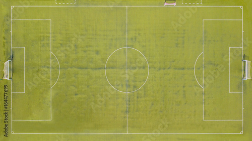 Vista aerea perpendicolare di un campo da calcio tenuto in pessime condizioni.