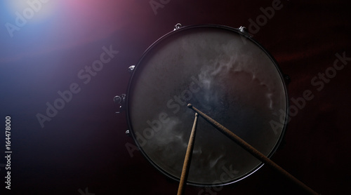 Φωτογραφία The drum sticks and snare drum